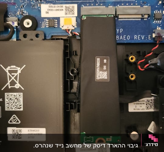 חלקים פנימיים של מחשב נייד עם סוללה